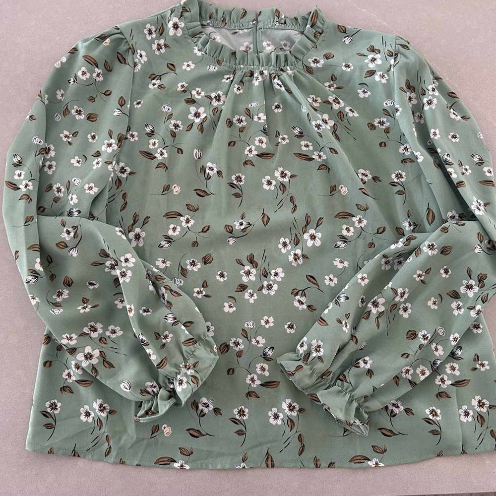 Chic Floral Blouse in Sage Green